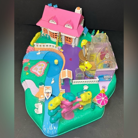 Polly Pocket Magical Movin’ Pollyville Playset - Picture 2 of 16